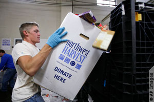 Jonathan Robertson, llevando una caja con alimentos (AP Images)